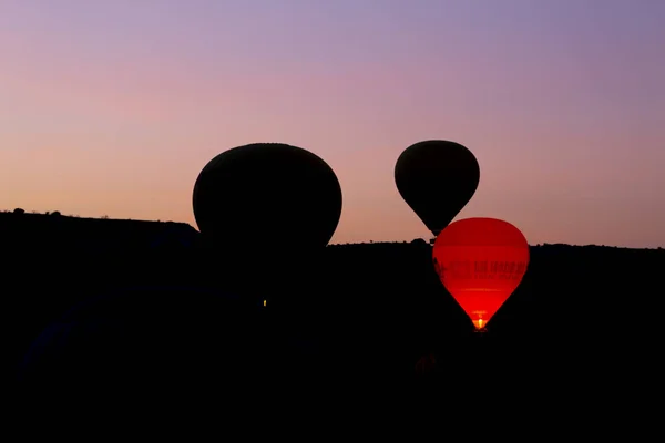 Hete Lucht Ballon Vliegen Spectaculaire Cappadocië Meisjes Kijken Heteluchtballon Heuvel — Stockfoto