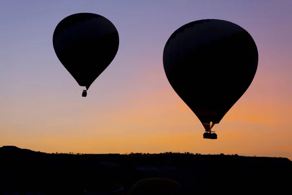 Montgolfière Survolant Spectaculaire Cappadoce Les Filles Regardent Montgolfière Sur Colline — Photo