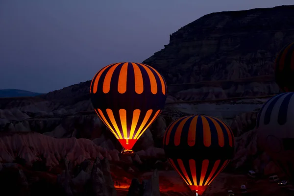 Balon Gorącym Powietrzu Latające Nad Spektakularny Kapadocja Dziewczyny Oglądając Balon — Zdjęcie stockowe