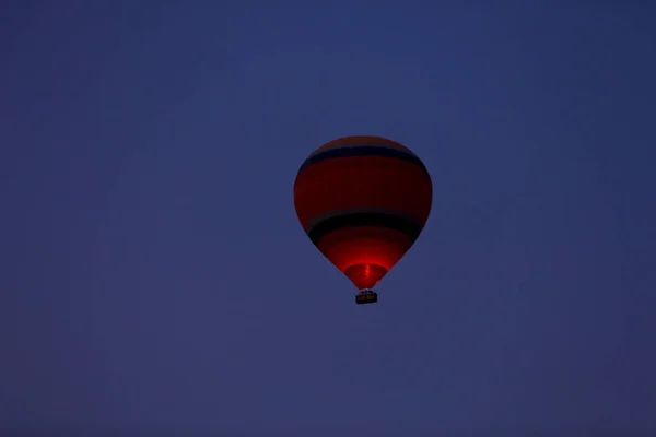 热气球飞过壮观的卡帕多西亚 女孩在卡帕多西亚山上观看热气球 — 图库照片
