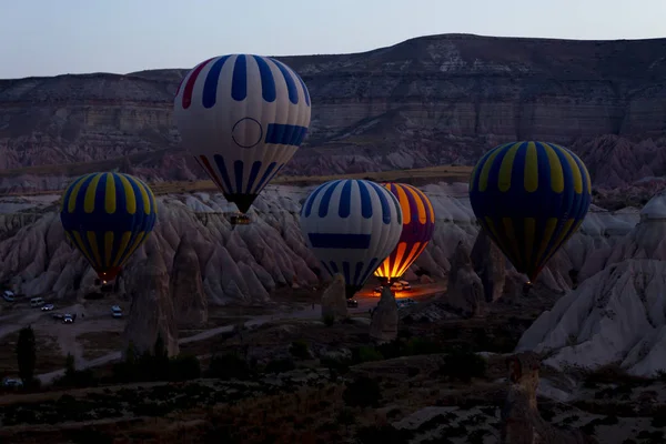 Globo Aire Caliente Volando Sobre Espectacular Capadocia Chicas Viendo Globo —  Fotos de Stock