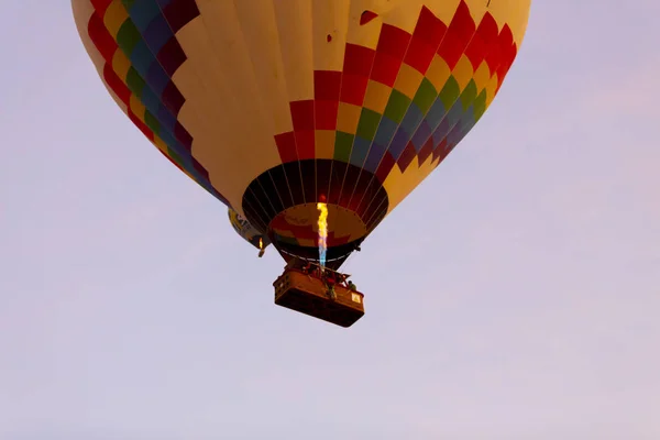 Heißluftballon Fliegt Über Spektakulärem Kappadokien Mädchen Beobachten Heißluftballon Auf Dem — Stockfoto