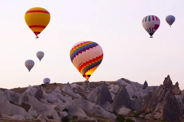 Heißluftballon Fliegt Über Spektakulärem Kappadokien Mädchen Beobachten Heißluftballon Auf Dem — Stockfoto