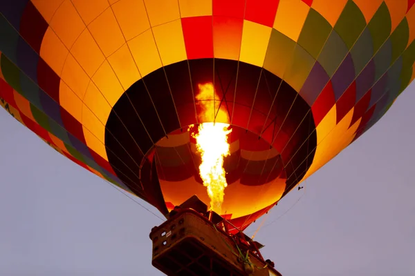 Balon Gorącym Powietrzu Latające Nad Spektakularny Kapadocja Dziewczyny Oglądając Balon — Zdjęcie stockowe