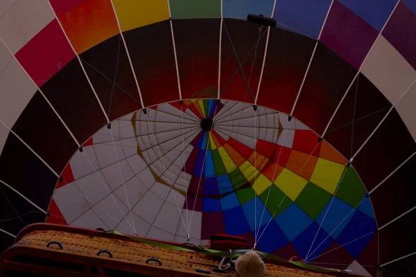 Balon Gorącym Powietrzu Latające Nad Spektakularny Kapadocja Dziewczyny Oglądając Balon — Zdjęcie stockowe