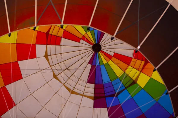 Balon Gorącym Powietrzu Latające Nad Spektakularny Kapadocja Dziewczyny Oglądając Balon — Zdjęcie stockowe