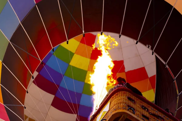 Balon Gorącym Powietrzu Latające Nad Spektakularny Kapadocja Dziewczyny Oglądając Balon — Zdjęcie stockowe