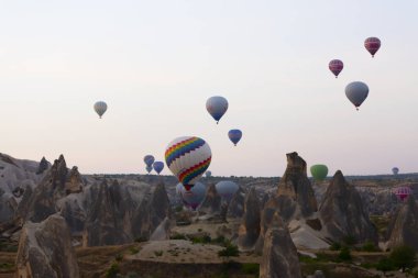 Muhteşem Kapadokya üzerinde uçan sıcak hava balonu - Kapadokya tepesinde sıcak hava balonu izleyen kızlar