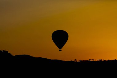 Muhteşem Kapadokya üzerinde uçan sıcak hava balonu - Kapadokya tepesinde sıcak hava balonu izleyen kızlar