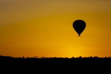 Muhteşem Kapadokya üzerinde uçan sıcak hava balonu - Kapadokya tepesinde sıcak hava balonu izleyen kızlar
