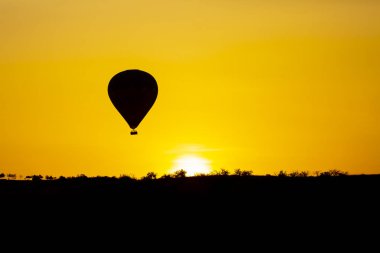 Muhteşem Kapadokya üzerinde uçan sıcak hava balonu - Kapadokya tepesinde sıcak hava balonu izleyen kızlar
