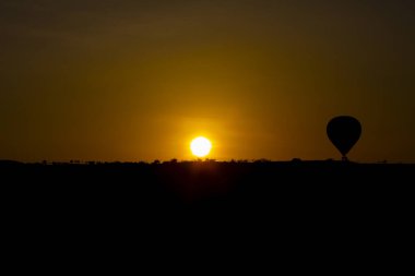 Muhteşem Kapadokya üzerinde uçan sıcak hava balonu - Kapadokya tepesinde sıcak hava balonu izleyen kızlar