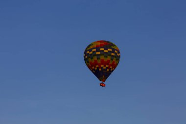 Muhteşem Kapadokya üzerinde uçan sıcak hava balonu - Kapadokya tepesinde sıcak hava balonu izleyen kızlar