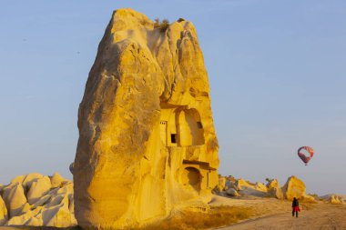 Muhteşem Kapadokya üzerinde uçan sıcak hava balonu - Kapadokya tepesinde sıcak hava balonu izleyen kızlar
