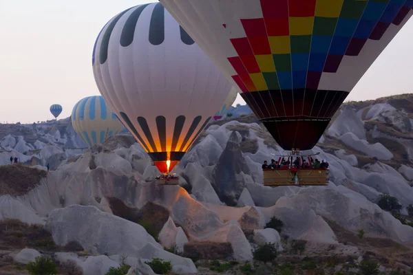Muhteşem Kapadokya Üzerinde Uçan Sıcak Hava Balonu Kapadokya Tepesinde Sıcak — Stok fotoğraf