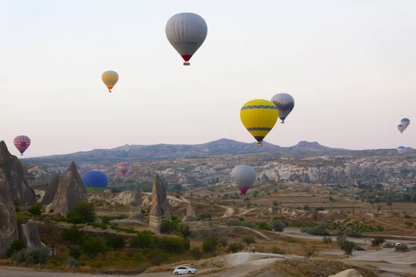 Hete Lucht Ballon Vliegen Spectaculaire Cappadocië Meisjes Kijken Heteluchtballon Heuvel — Stockfoto