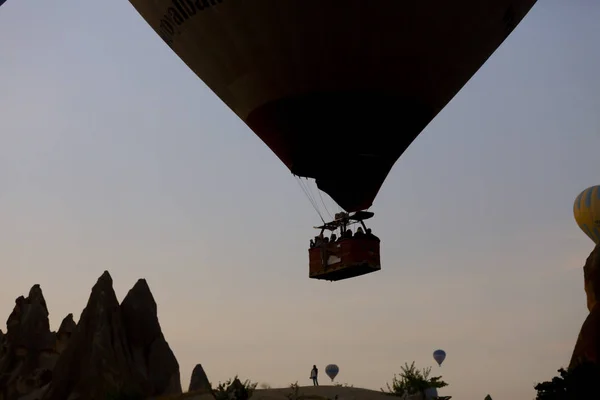 Hőlégballon Repülés Közben Látványos Cappadocia Lányok Néz Hőlégballon Lábánál Cappadocia — Stock Fotó