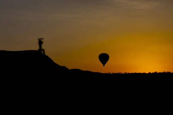 Hőlégballon Repülés Közben Látványos Cappadocia Lányok Néz Hőlégballon Lábánál Cappadocia — Stock Fotó
