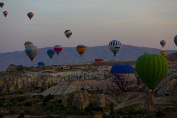 Mongolfiera Che Sorvola Spettacolare Cappadocia Ragazze Che Guardano Mongolfiera Sulla — Foto Stock