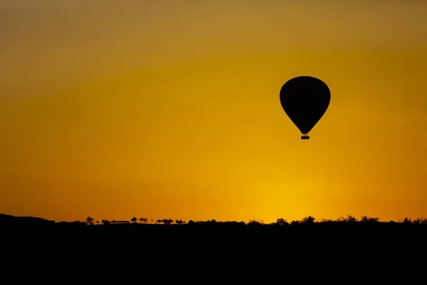 Αερόστατο Που Πετούν Πάνω Από Την Θεαματική Καππαδοκία Κορίτσια Βλέποντας — Φωτογραφία Αρχείου