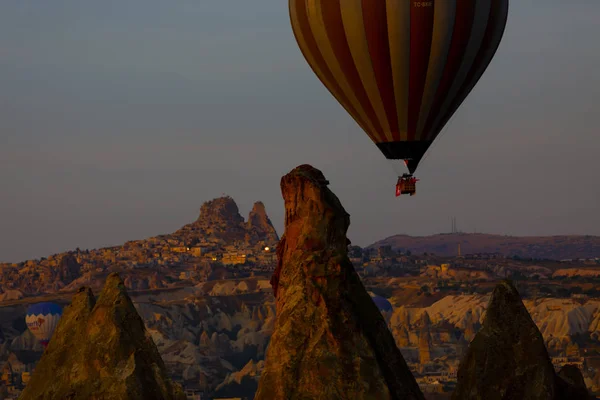 Balon Gorącym Powietrzu Latające Nad Spektakularny Kapadocja Dziewczyny Oglądając Balon — Zdjęcie stockowe