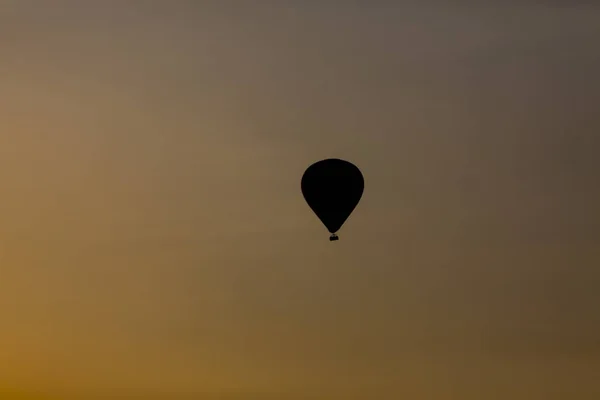 Muhteşem Kapadokya Üzerinde Uçan Sıcak Hava Balonu Kapadokya Tepesinde Sıcak — Stok fotoğraf