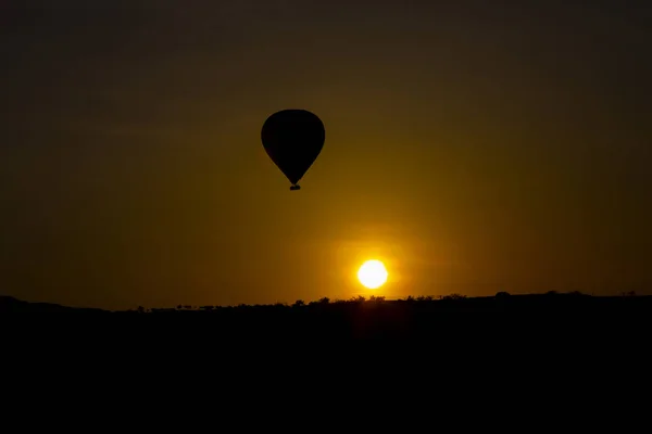 热气球飞过壮观的卡帕多西亚 女孩在卡帕多西亚山上观看热气球 — 图库照片