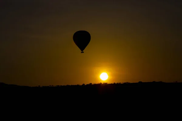 Hőlégballon Repülés Közben Látványos Cappadocia Lányok Néz Hőlégballon Lábánál Cappadocia — Stock Fotó