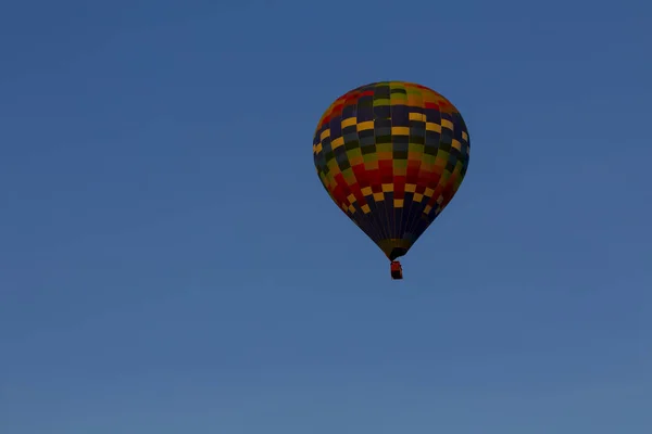 Varmluftsballong Flyger Över Spektakulära Kappadokien Flickor Tittar Luftballong Kullen Kappadokien — Stockfoto