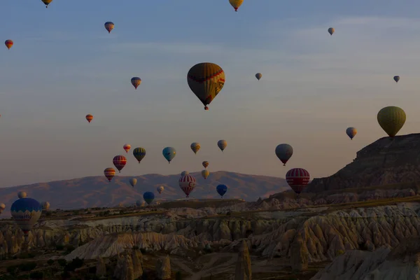Balon Gorącym Powietrzu Latające Nad Spektakularny Kapadocja Dziewczyny Oglądając Balon — Zdjęcie stockowe