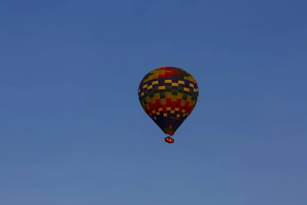 Heißluftballon Fliegt Über Spektakulärem Kappadokien Mädchen Beobachten Heißluftballon Auf Dem — Stockfoto