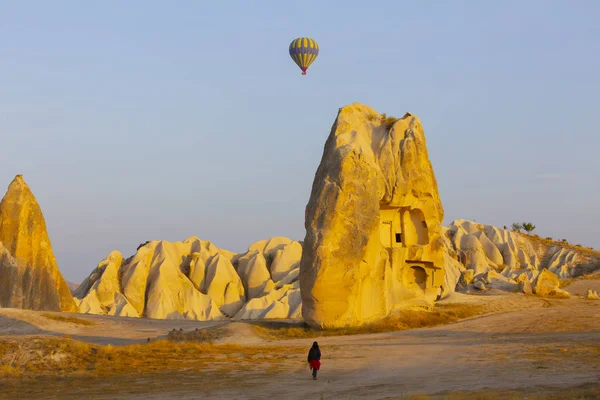 Muhteşem Kapadokya üzerinde uçan sıcak hava balonu - Kapadokya tepesinde sıcak hava balonu izleyen kızlar