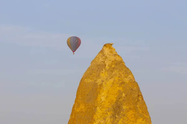 Hete Lucht Ballon Vliegen Spectaculaire Cappadocië Meisjes Kijken Heteluchtballon Heuvel — Stockfoto