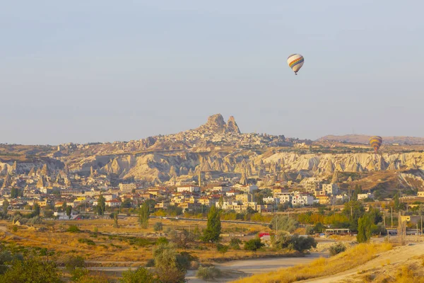 Horkovzdušný Balon Plující Nad Malebně Cappadocia Dívky Sledující Horký Vzduch — Stock fotografie