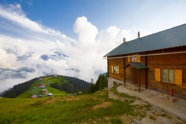 Natura Verde Montagne Innevate Tradizionali Case Legno Altopiano Yayla Evi — Foto Stock