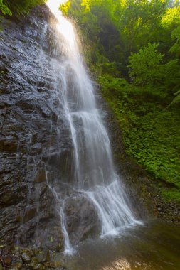 Çamlıhemşin yakınlarındaki Tar nehri şelalesinin yakın çekim görünümü, Rize, Türkiye