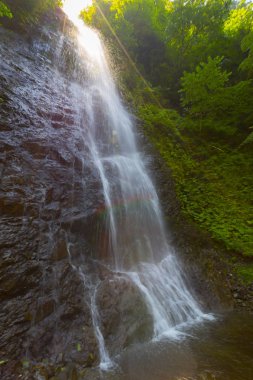 Çamlıhemşin yakınlarındaki Tar nehri şelalesinin yakın çekim görünümü, Rize, Türkiye