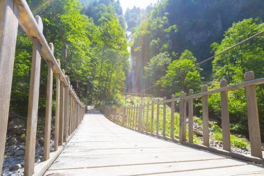 Çamlıhemşin yakınlarındaki Tar nehri şelalesinin yakın çekim görünümü, Rize, Türkiye