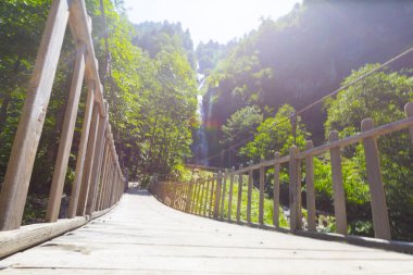 Çamlıhemşin yakınlarındaki Tar nehri şelalesinin yakın çekim görünümü, Rize, Türkiye