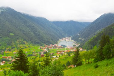 Dağ ve göl manzarası, Trabzon'da Uzun Göl (Uzungöl), Türkiye