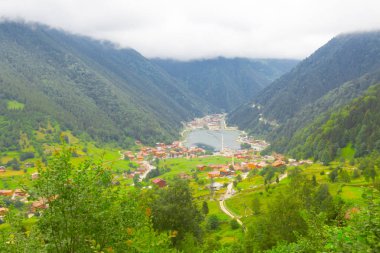 Dağ ve göl manzarası, Trabzon'da Uzun Göl (Uzungöl), Türkiye