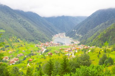 Dağ ve göl manzarası, Trabzon'da Uzun Göl (Uzungöl), Türkiye