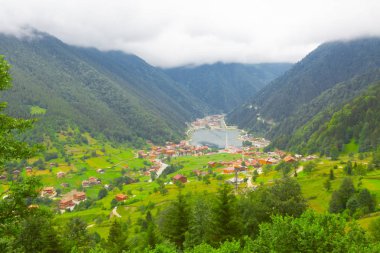 Dağ ve göl manzarası, Trabzon'da Uzun Göl (Uzungöl), Türkiye