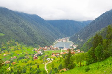 Dağ ve göl manzarası, Trabzon'da Uzun Göl (Uzungöl), Türkiye