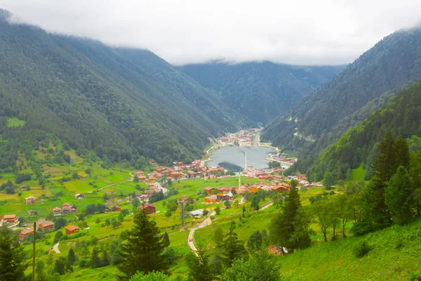 Dağ ve göl manzarası, Trabzon'da Uzun Göl (Uzungöl), Türkiye