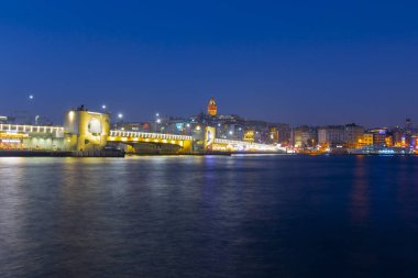 İstanbul 'da gece yarısı Galata Kulesi