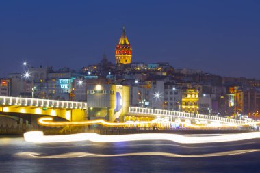 İstanbul 'da gece yarısı Galata Kulesi