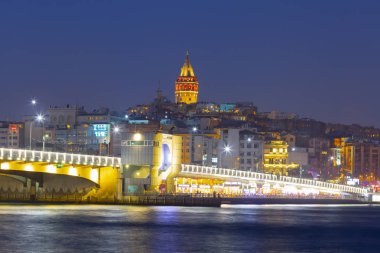 İstanbul 'da gece yarısı Galata Kulesi