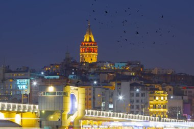 İstanbul 'da gece yarısı Galata Kulesi