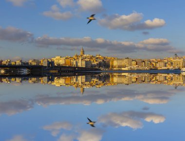 İstanbul 'da gece yarısı Galata Kulesi